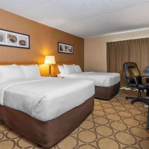 Day use twin room with TV, work desk and private bathroom at Comfort Inn Edmundston.