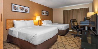 Day use twin room with TV, work desk and private bathroom at Comfort Inn Edmundston.