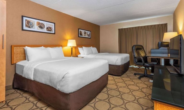 Day use twin room with TV, work desk and private bathroom at Comfort Inn Edmundston.