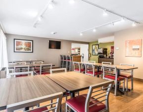 Dining area with comfortable seating perfect for co-working at Comfort Inn Chicoutimi.