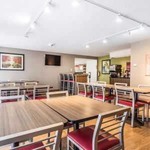 Dining area with comfortable seating perfect for co-working at Comfort Inn Chicoutimi.