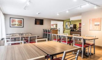 Dining area with comfortable seating perfect for co-working at Comfort Inn Chicoutimi.