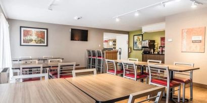 Dining area with comfortable seating perfect for co-working at Comfort Inn Chicoutimi.