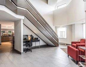 Lobby lounge with workspace at Comfort Inn Chicoutimi.