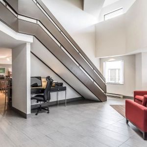 Lobby lounge with workspace at Comfort Inn Chicoutimi.