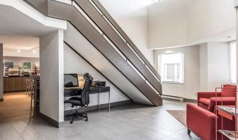 Lobby lounge with workspace at Comfort Inn Chicoutimi.