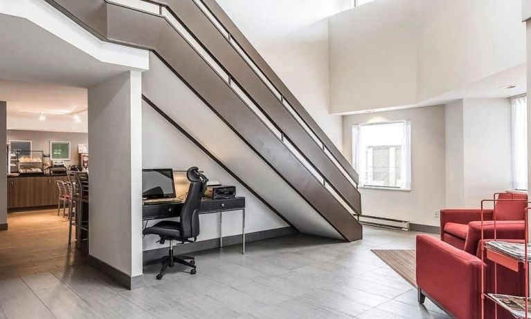 Lobby lounge with workspace at Comfort Inn Chicoutimi.