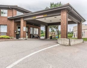 Hotel entrance at Comfort Inn Chicoutimi.