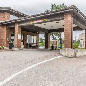 Hotel entrance at Comfort Inn Chicoutimi.