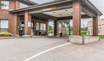 Hotel entrance at Comfort Inn Chicoutimi.