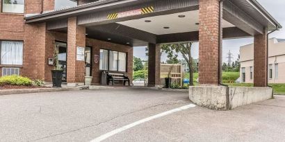 Hotel entrance at Comfort Inn Chicoutimi.