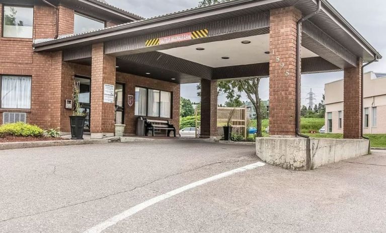 Hotel entrance at Comfort Inn Chicoutimi.