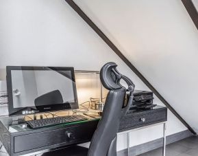 Business center with computer, printer and ergonomic chair at Comfort Inn Chicoutimi.