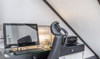 Business center with computer, printer and ergonomic chair at Comfort Inn Chicoutimi.