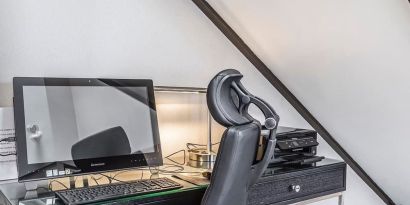 Business center with computer, printer and ergonomic chair at Comfort Inn Chicoutimi.