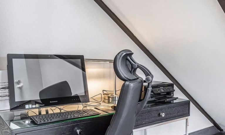 Business center with computer, printer and ergonomic chair at Comfort Inn Chicoutimi.