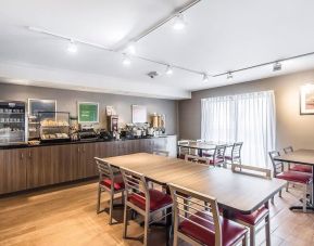 Dining area at Comfort Inn Chicoutimi.