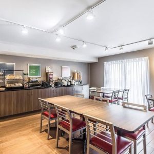 Dining area at Comfort Inn Chicoutimi.