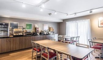 Dining area at Comfort Inn Chicoutimi.