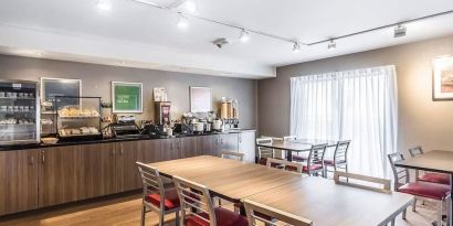 Dining area at Comfort Inn Chicoutimi.