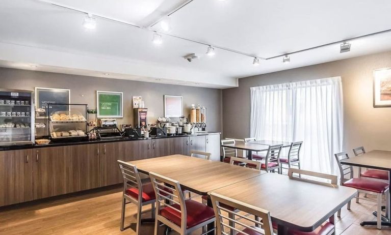 Dining area at Comfort Inn Chicoutimi.