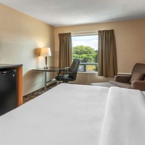 Day use room with TV, sofa, workdesk and private bathroom at Comfort Inn Chicoutimi.