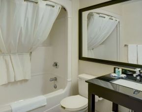 Guest bathroom with tub and free toiletries at Comfort Inn Chicoutimi.