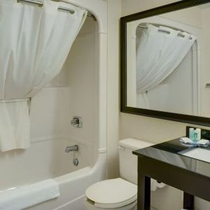 Guest bathroom with tub and free toiletries at Comfort Inn Chicoutimi.