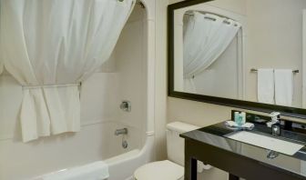 Guest bathroom with tub and free toiletries at Comfort Inn Chicoutimi.