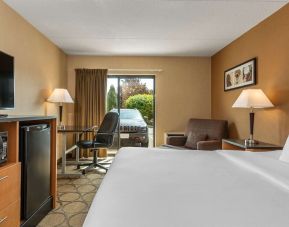 Day use room with TV, work desk and mini bar at Comfort Inn Chicoutimi.