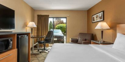 Day use room with TV, work desk and mini bar at Comfort Inn Chicoutimi.