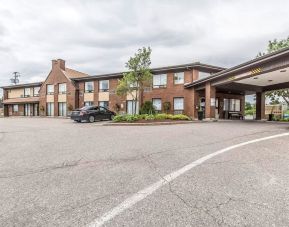 Hotel exterior and parking area at Comfort Inn Chicoutimi.