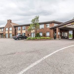 Hotel exterior and parking area at Comfort Inn Chicoutimi.