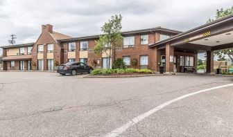 Hotel exterior and parking area at Comfort Inn Chicoutimi.