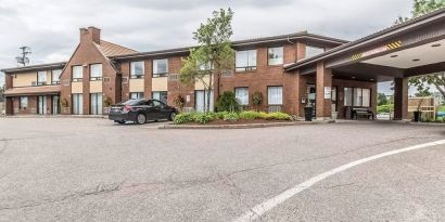 Hotel exterior and parking area at Comfort Inn Chicoutimi.