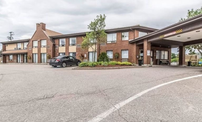 Hotel exterior and parking area at Comfort Inn Chicoutimi.