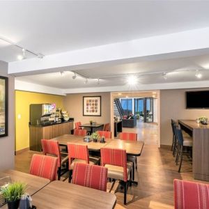 Dining area with comfortable seating perfect for co-working at Comfort Inn Hamilton.