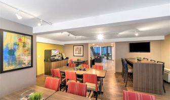 Dining area with comfortable seating perfect for co-working at Comfort Inn Hamilton.