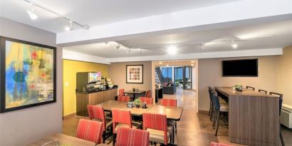 Dining area with comfortable seating perfect for co-working at Comfort Inn Hamilton.