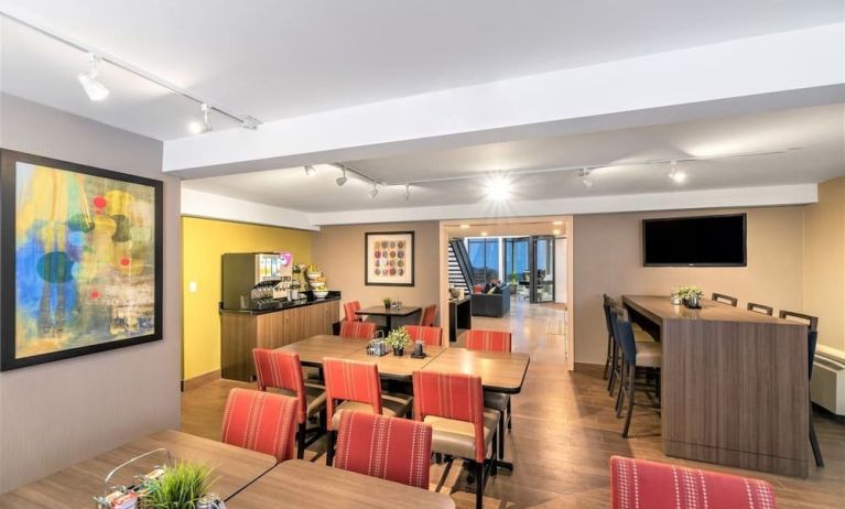 Dining area with comfortable seating perfect for co-working at Comfort Inn Hamilton.