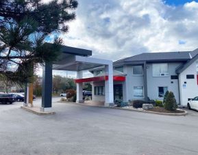 Hotel entrance and parking area at Comfort Inn Hamilton.