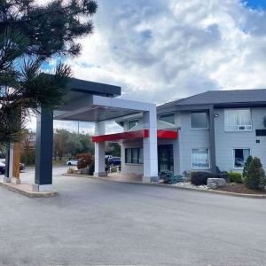 Hotel entrance and parking area at Comfort Inn Hamilton.