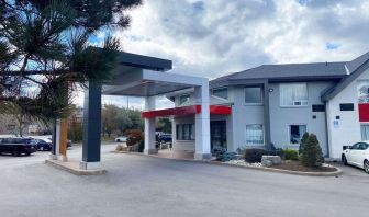 Hotel entrance and parking area at Comfort Inn Hamilton.