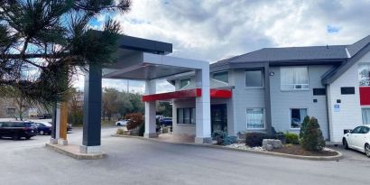 Hotel entrance and parking area at Comfort Inn Hamilton.