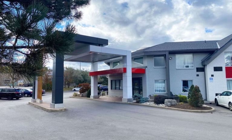 Hotel entrance and parking area at Comfort Inn Hamilton.