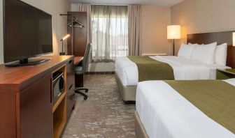 Day use twin room with TV, work desk and private bathroom at Comfort Inn Hamilton.