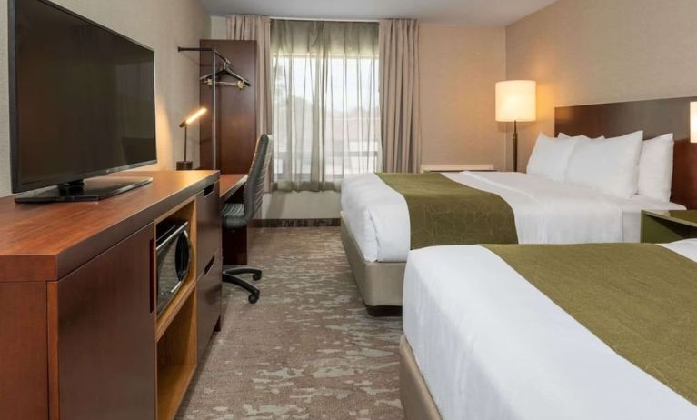 Day use twin room with TV, work desk and private bathroom at Comfort Inn Hamilton.