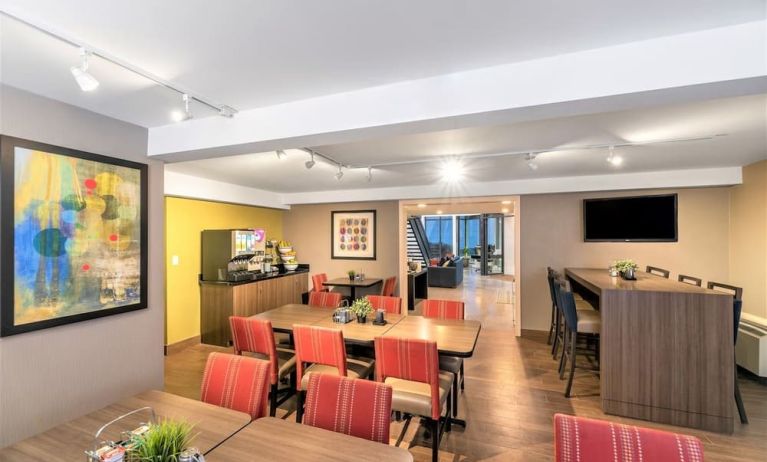 Dining area with comfortable seating perfect for co-working at Comfort Inn Dryden.