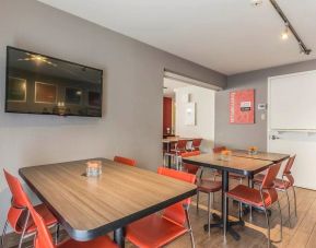 Dining area with comfortable seating at Comfort Inn Drummondville.