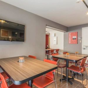 Dining area with comfortable seating at Comfort Inn Drummondville.